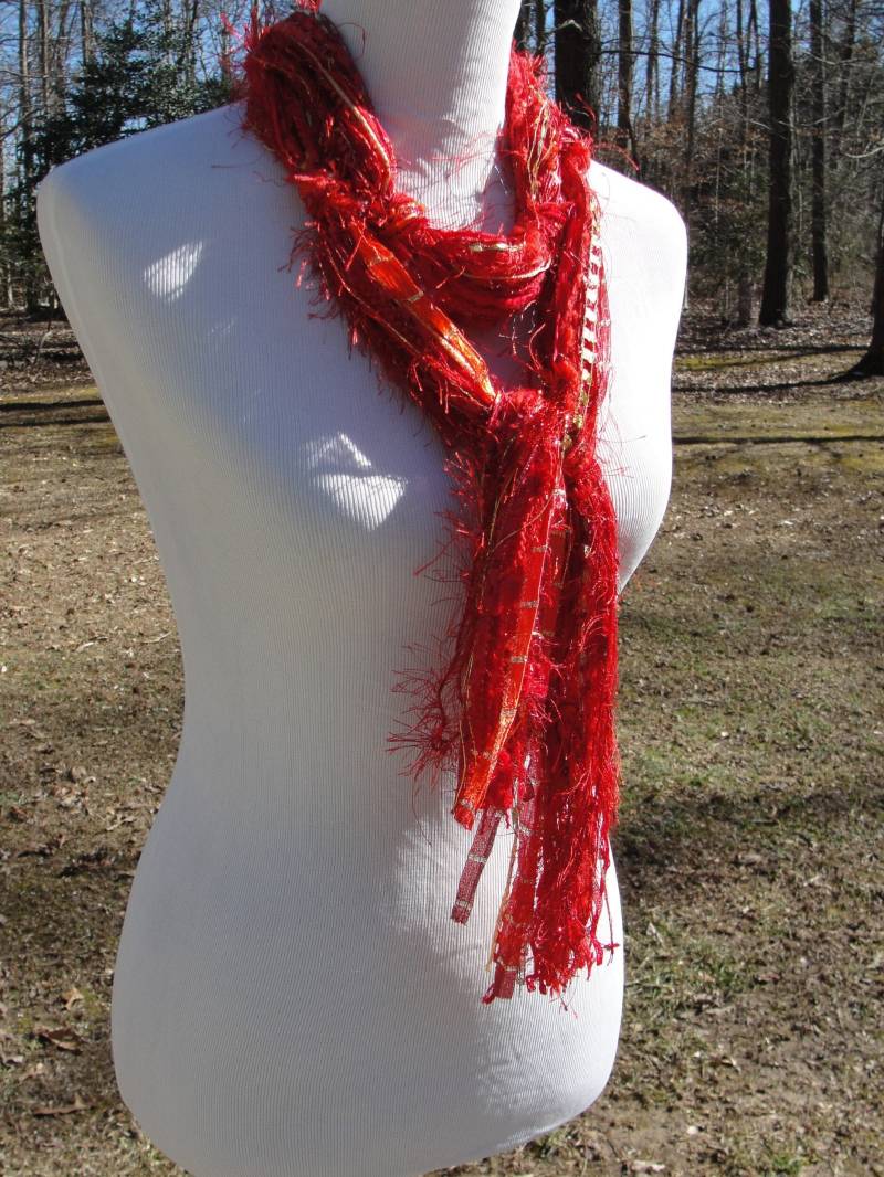 Handgeknüpfter Mode-Schal in Wunderschönen Rottönen Mit Viel Goldglanz von ClassyYarns