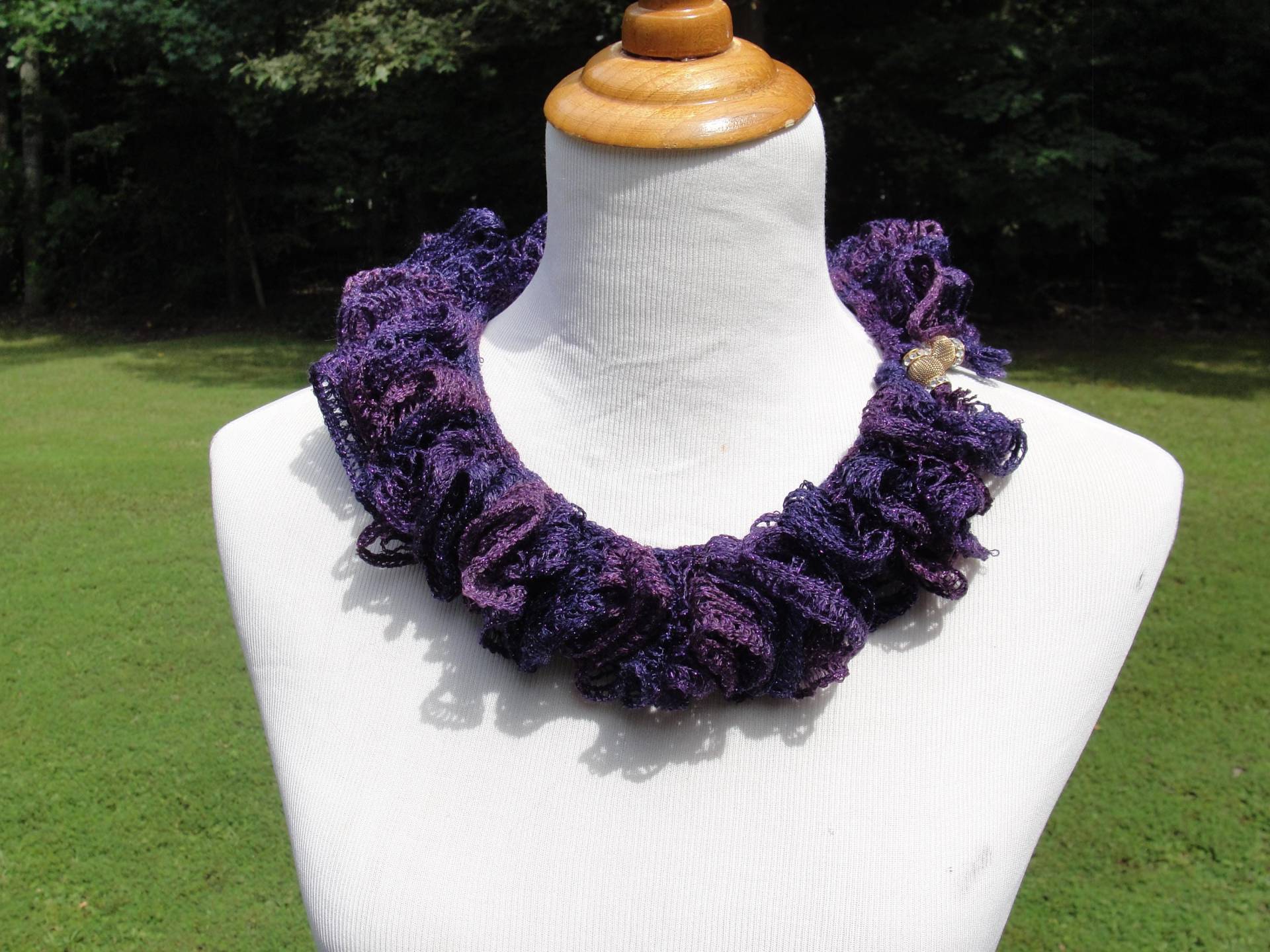 Handgestrickter Mode-Rüschenschal in Einem Lebhaften Dunkelviolett Mit Dezenten Schein Und Passenden Dekorativen Perlen von ClassyYarns