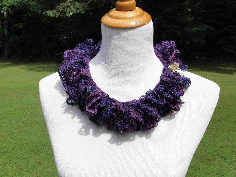 Handgestrickter Mode-Rüschenschal in Einem Lebhaften Dunkelviolett Mit Dezenten Schein Und Passenden Dekorativen Perlen von ClassyYarns