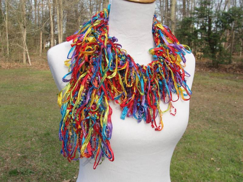 Handgestrickter Mode-Schal in Hellen Und Kräftigen Primärfarben von ClassyYarns