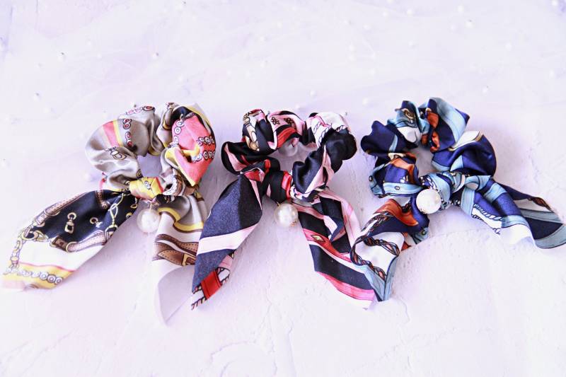 Bowknot Scrunchie Mit Perlen| Boho Schleife Haargbänder von ClassyextrasShop