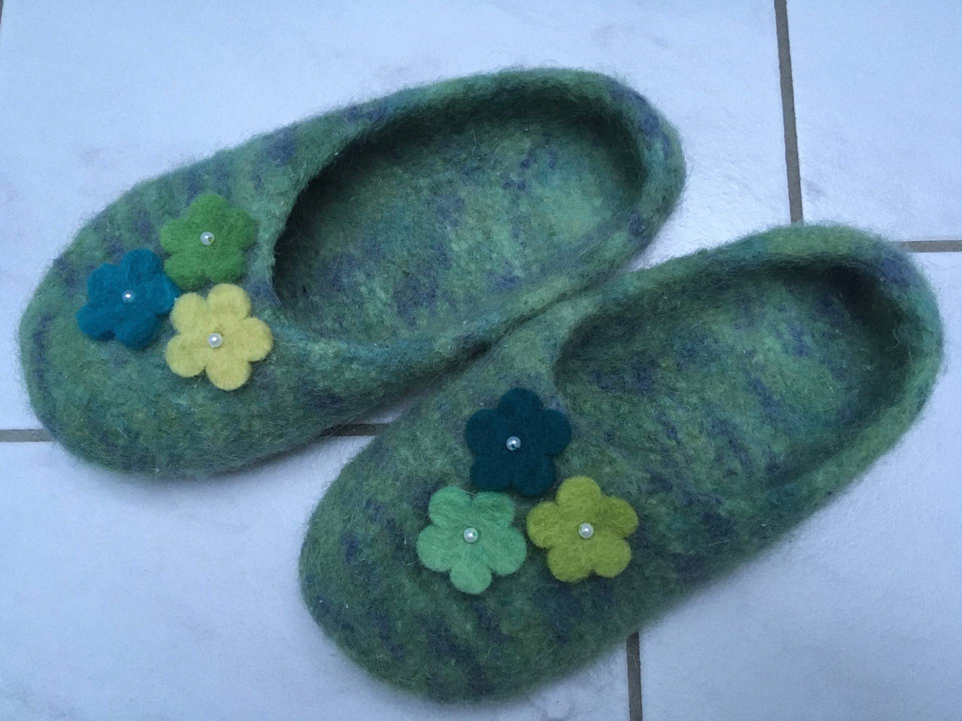 Gefilzte Hausschuhe Mit Filz-Blümchen, Gr. 37 von ClaudiaCreArtiva