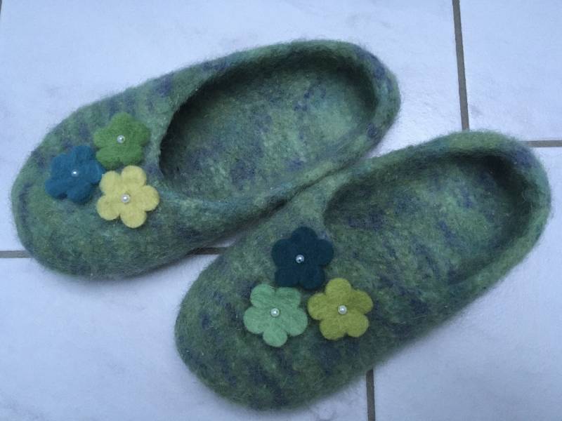 Gefilzte Hausschuhe Mit Filz-Blümchen, Gr. 37 Gefilzte Hausschuhe Mit Filz-Blümchen, Gr. 37 von ClaudiaCreArtiva