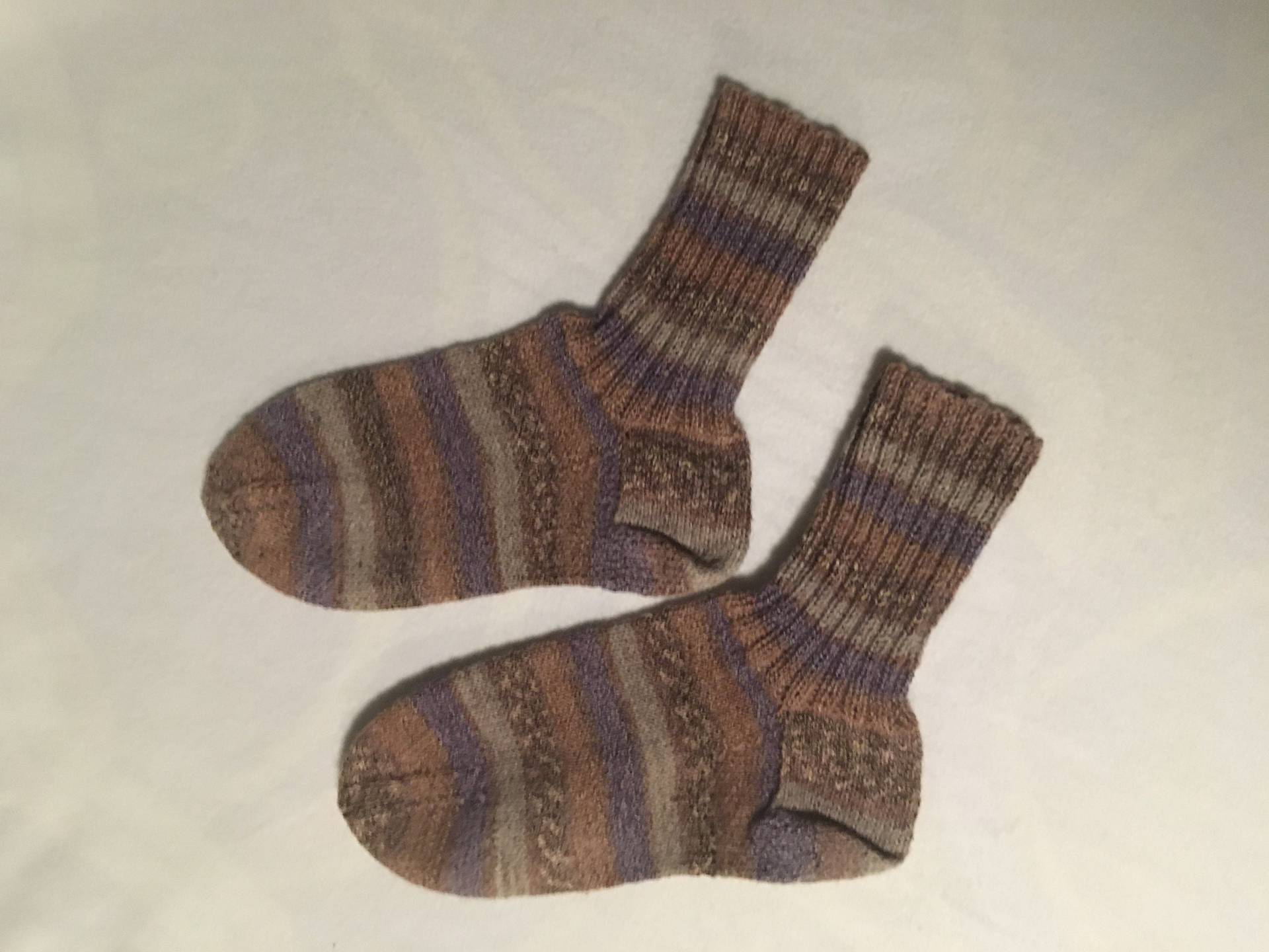 Handgestrickte Socken Mit Streifen, Gr. 38-39 von ClaudiaCreArtiva