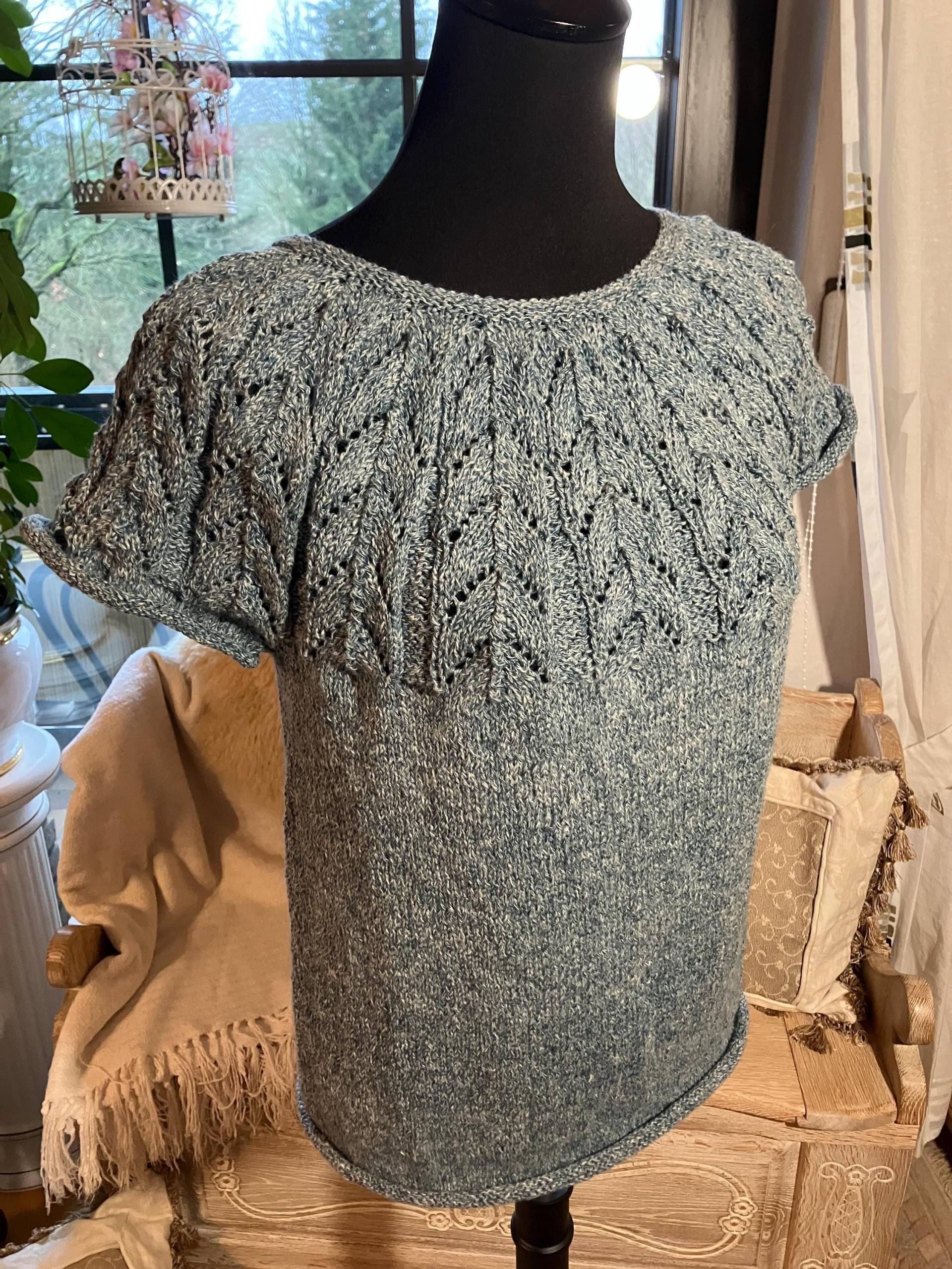 Handgestrickter Sommerpulli Mit Rundpasse von ClaudiaCreArtiva