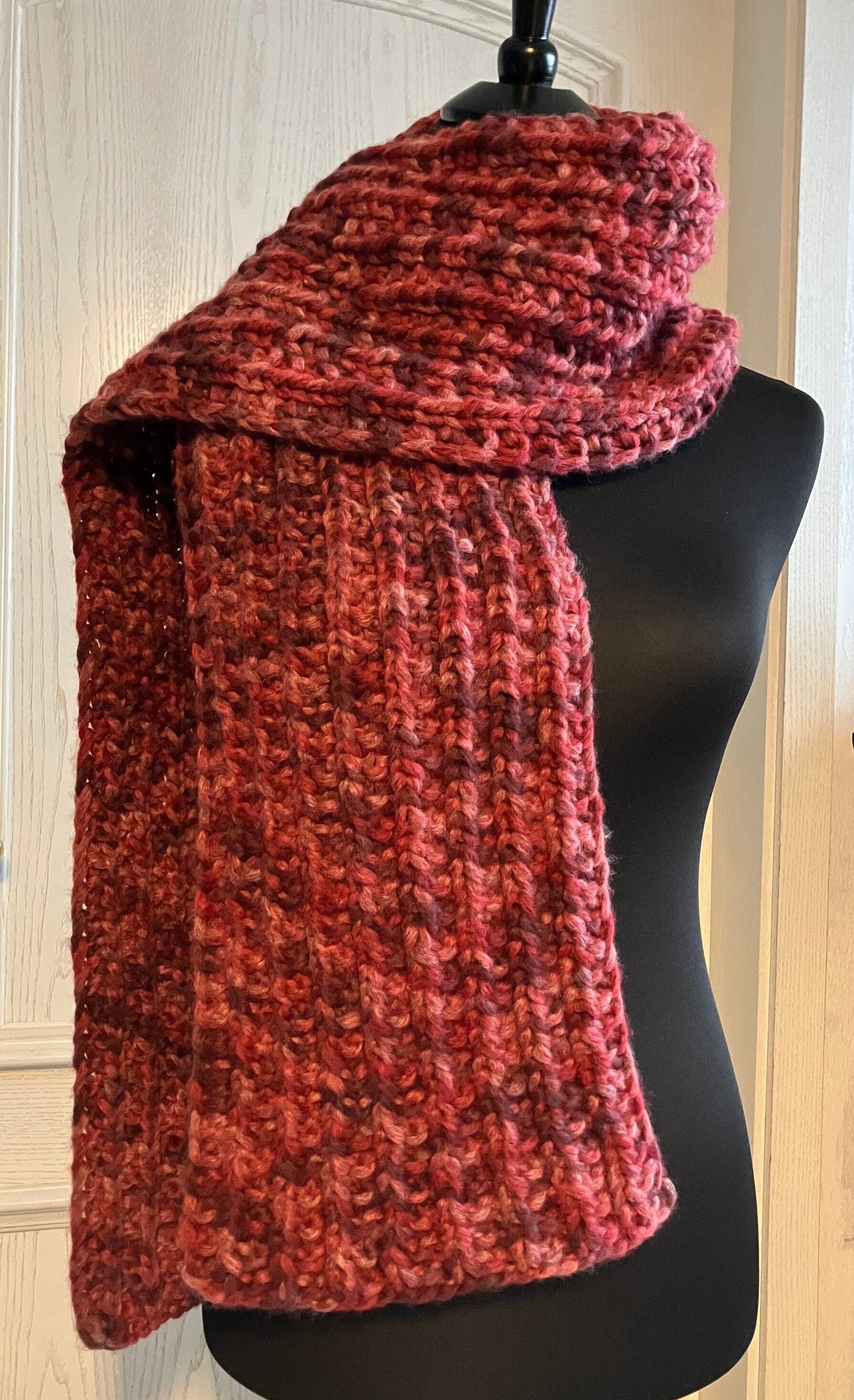 Roter Wollschal in Rippenmuster von ClaudiaCreArtiva