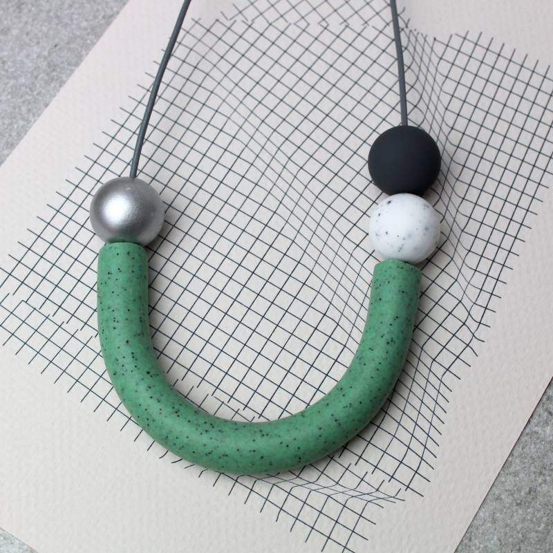 Sea Green Statement Curve Halskette Geometrisch Gesprenkelte Lätzchen, Längenverstellbarer Schiebeverschluss von ClaudiaMadeThis