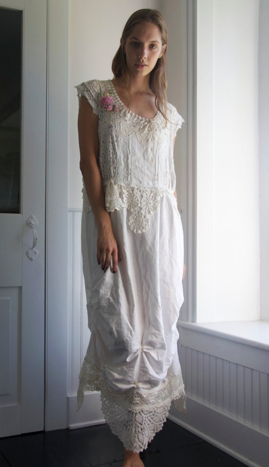 Wunderschönes Verschnörkeltes Spitzenkleid Mit Damast-Baumwolle Und Faltendetails Wunderschönes Verschnörkeltes Spitzenkleid Mit Damast-Baumwolle Und Faltendetails von ClaudiaReeves