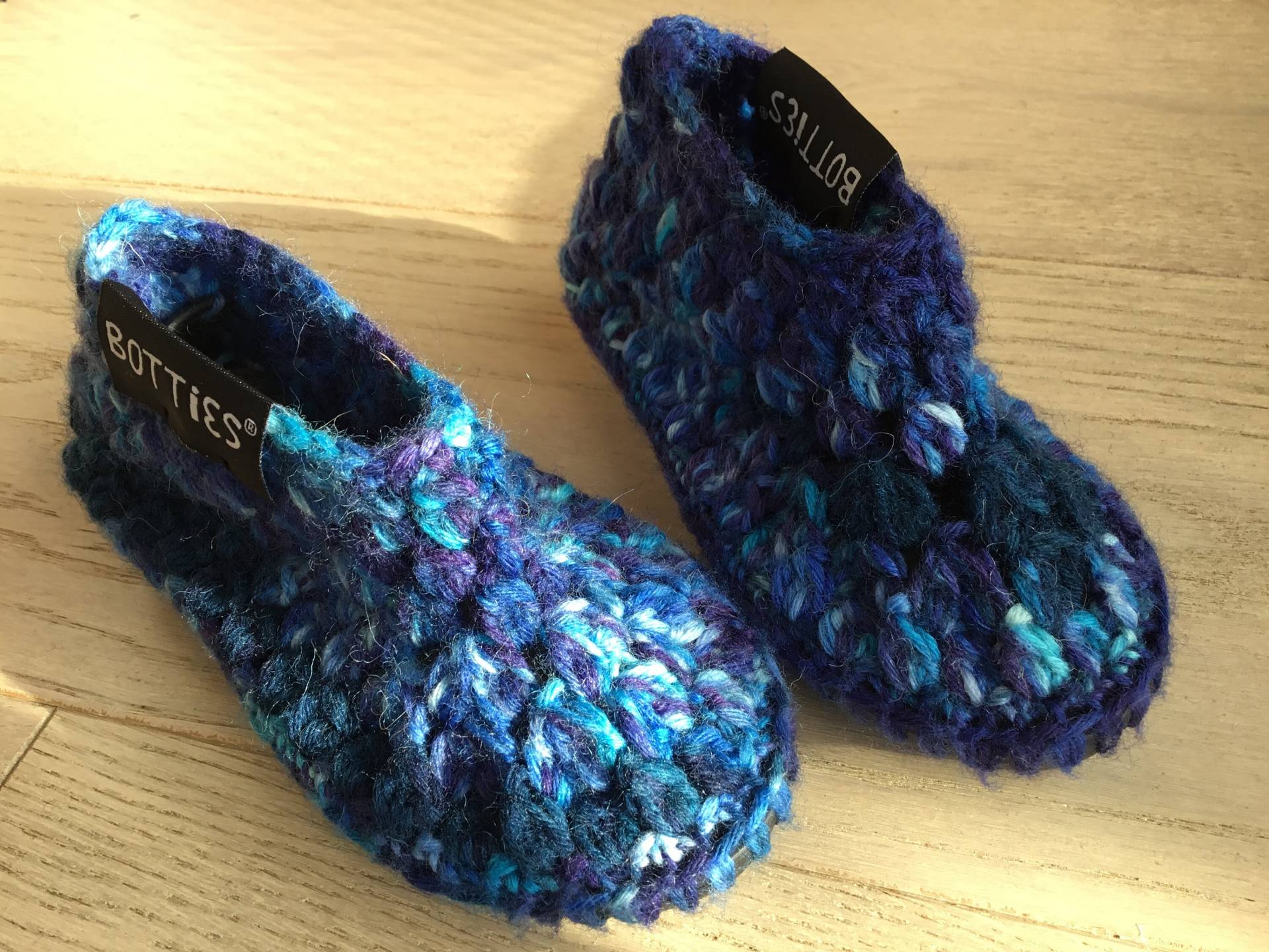 Gehäkelte Kinder-Hüttenschuhe Grösse Xxs | 24/25 von ClaudiaSocksAndShoes