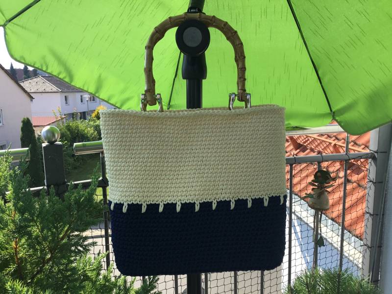 Gehäkelte Tragetasche Marine-Natur Mit Bambusgrifffen von ClaudiaSocksAndShoes