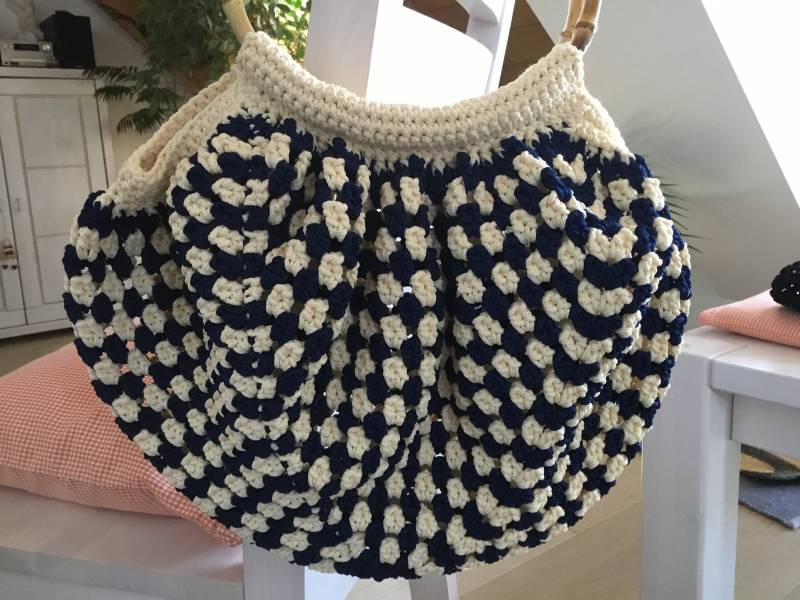 Gehäkelter Beutel Marine-Natur Mit Bambusgriffen von ClaudiaSocksAndShoes