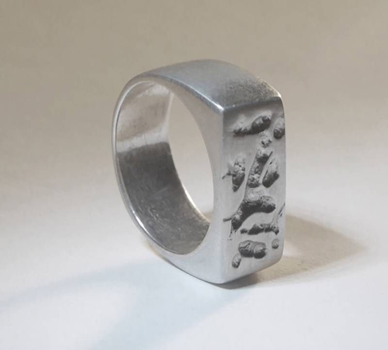 Drehen. Massiver Ring Aus 925Er Silber Für Männer Und Frauen. Er Ist Geschnitzt Hat Eine Patina. Glänzend Außer in Der Patina-Zone von ClaudiaTijman