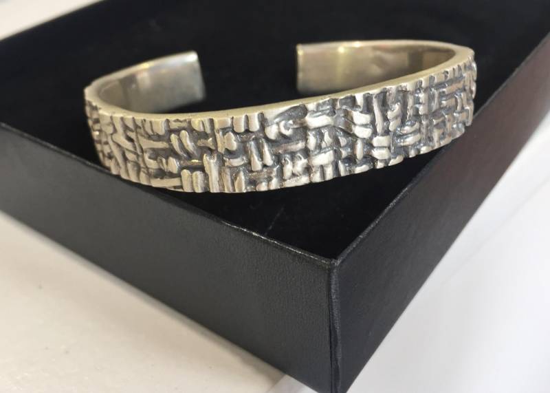 Handgemachter Korb-Armreif Aus Sterlingsilber Verstellbares Armband Mit Patina-Finish Handgemachter Korb-Armreif Aus Sterlingsilber Verstellbares Armband Mit Patina-Finish von ClaudiaTijman