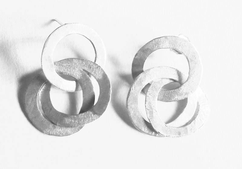 Resortes Y Aros Ii Handgemachte Ohrringe Aus Silber. Drei Verbundene Kreise in Bewegung Resortes Y Aros Ii Handgemachte Ohrringe Aus Silber. Drei Verbundene Kreise in Bewegung von ClaudiaTijman
