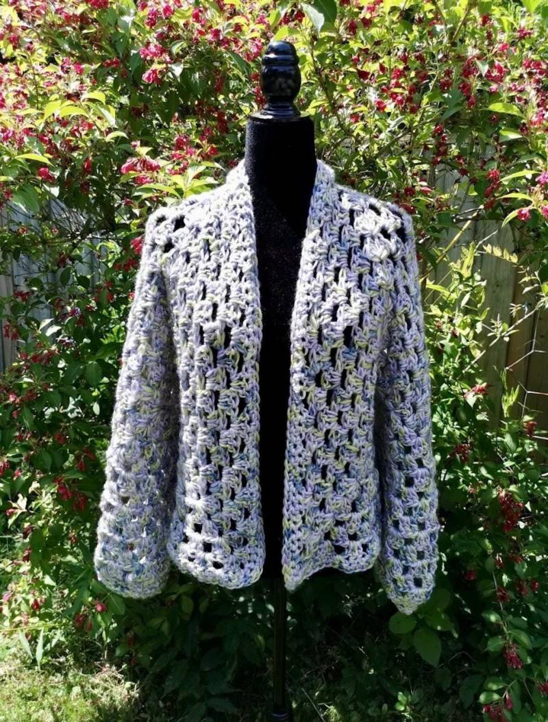 Lavendelfelder Häkelmantel, Grandma Square Hexagon Cardigan, Kurze Häkeljacke, Hergestellt Aus 100% Recyceltem Polyester Lavendelfelder Häkelmantel, Grandma Square Hexagon Cardigan, Kurze Häkeljacke, Hergestellt Aus 100% Recyceltem Polyester von ClaudiasCrochet