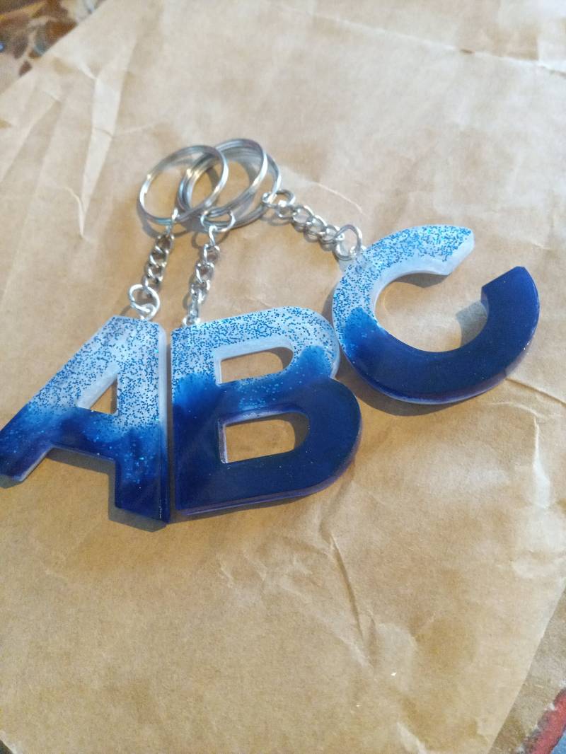 Buchstabe Schlüsselanhänger Aus Epoxy Blau/Glitzer Buchstabe Schlüsselanhänger Aus Epoxy Blau/Glitzer von ClaudiasKunstwerkeDE