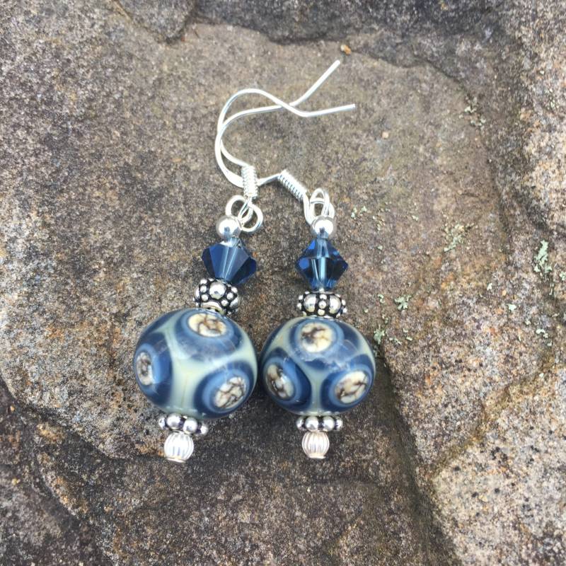 Handgefertigtes Lampwork Glas in Creme Und Marine Mit Montana Swarovski Kristallen Bali Silber Ohrringen von ClaudineRoseJewelry