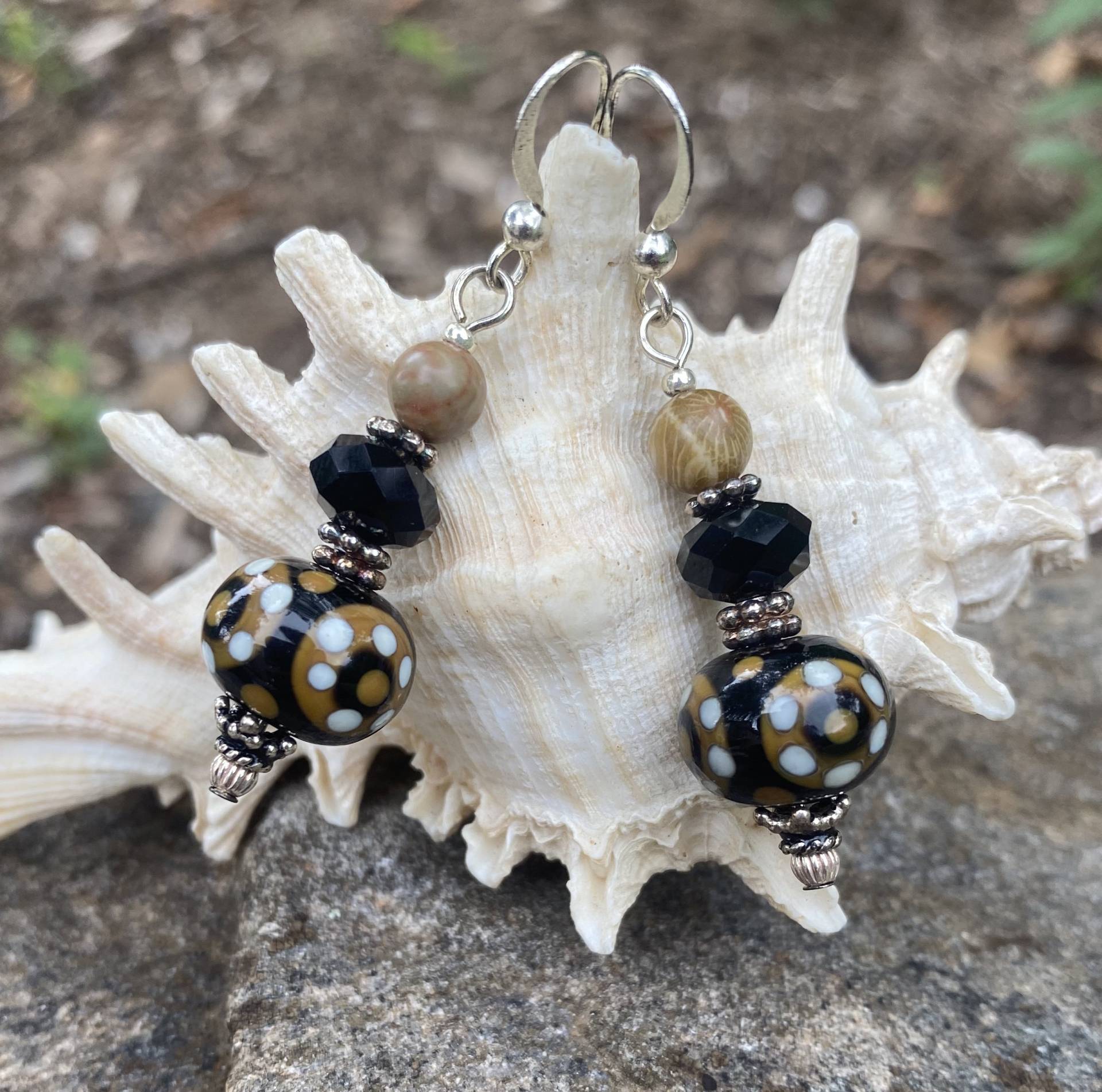 Handwerker Schwarz Weiß Braun Tupfen Glasohrringe von ClaudineRoseJewelry