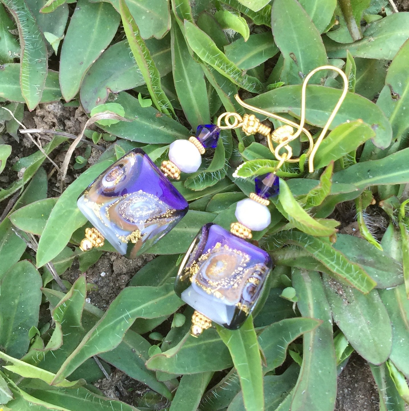 Lila Murano Glas Ohrringe Gold Und Creme von ClaudineRoseJewelry