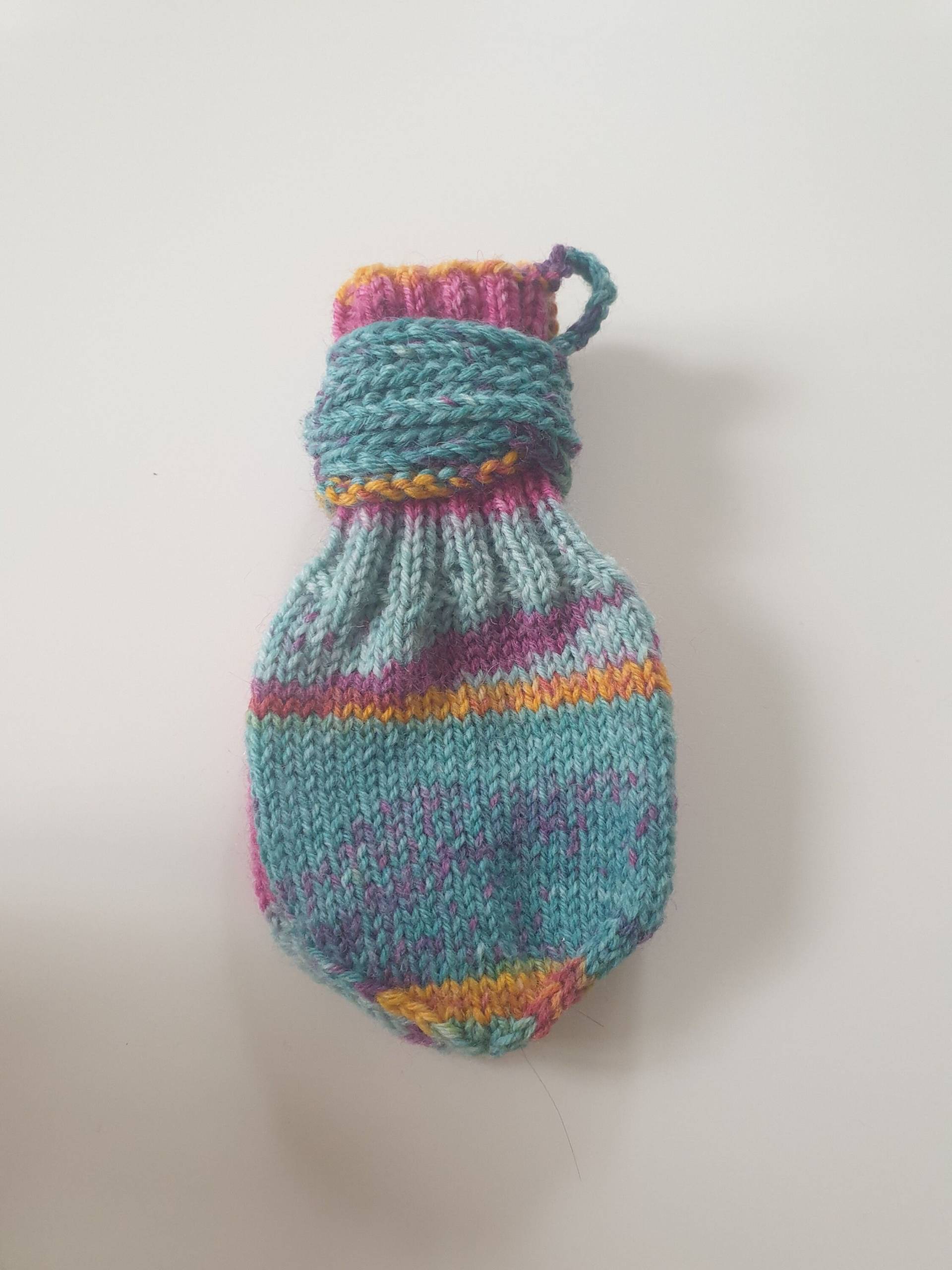 Handgestrickte Babyfäustlinge Mit Halteschnur Bunt Handgestrickte Babyfäustlinge Mit Halteschnur Bunt von ClaudisWollstube