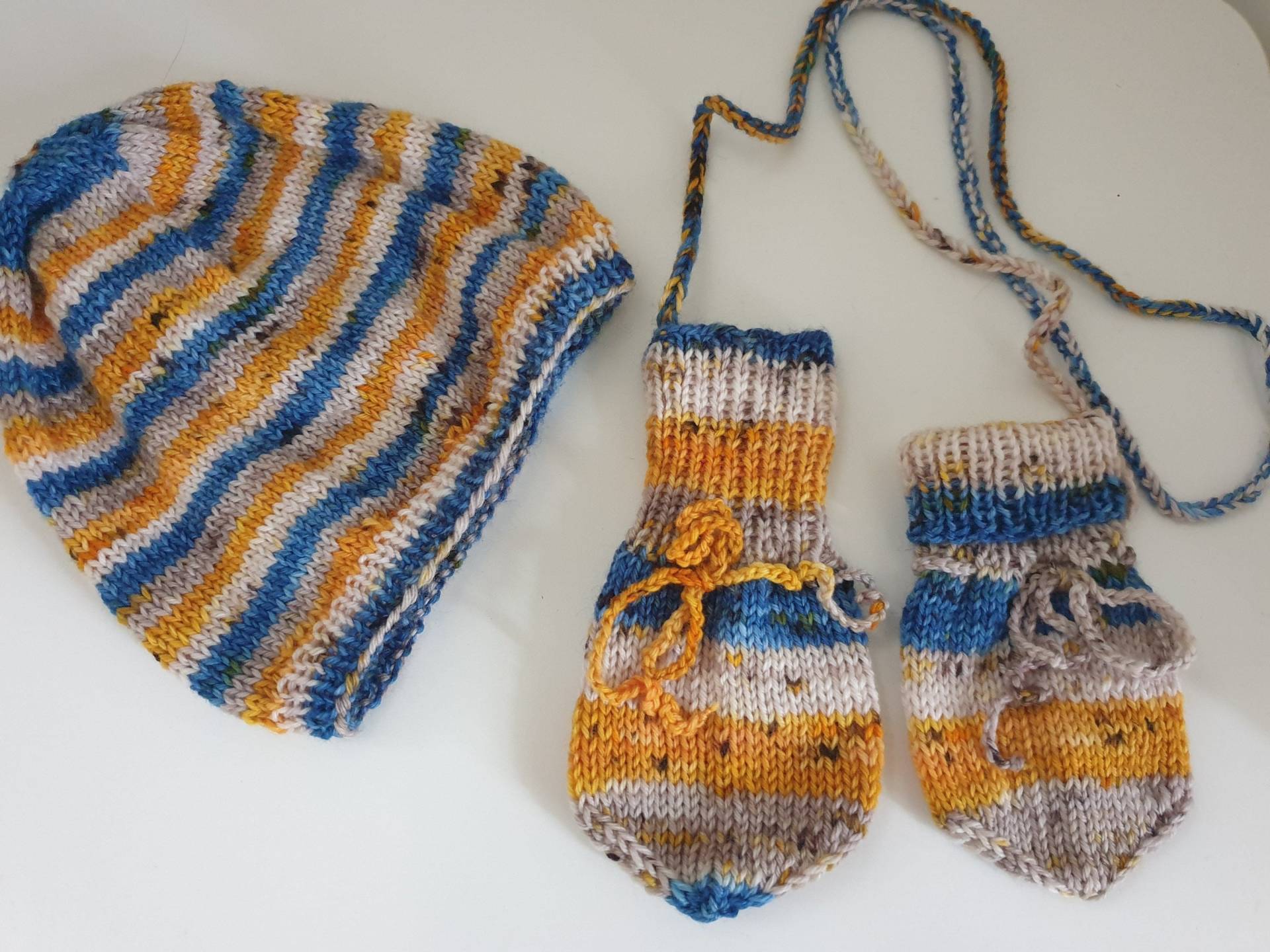 Handgestrickte Babyset Mütze Und Fäustlinge Ab 6 Monate Handgestrickte Babyset Mütze Und Fäustlinge Ab 6 Monate von ClaudisWollstube