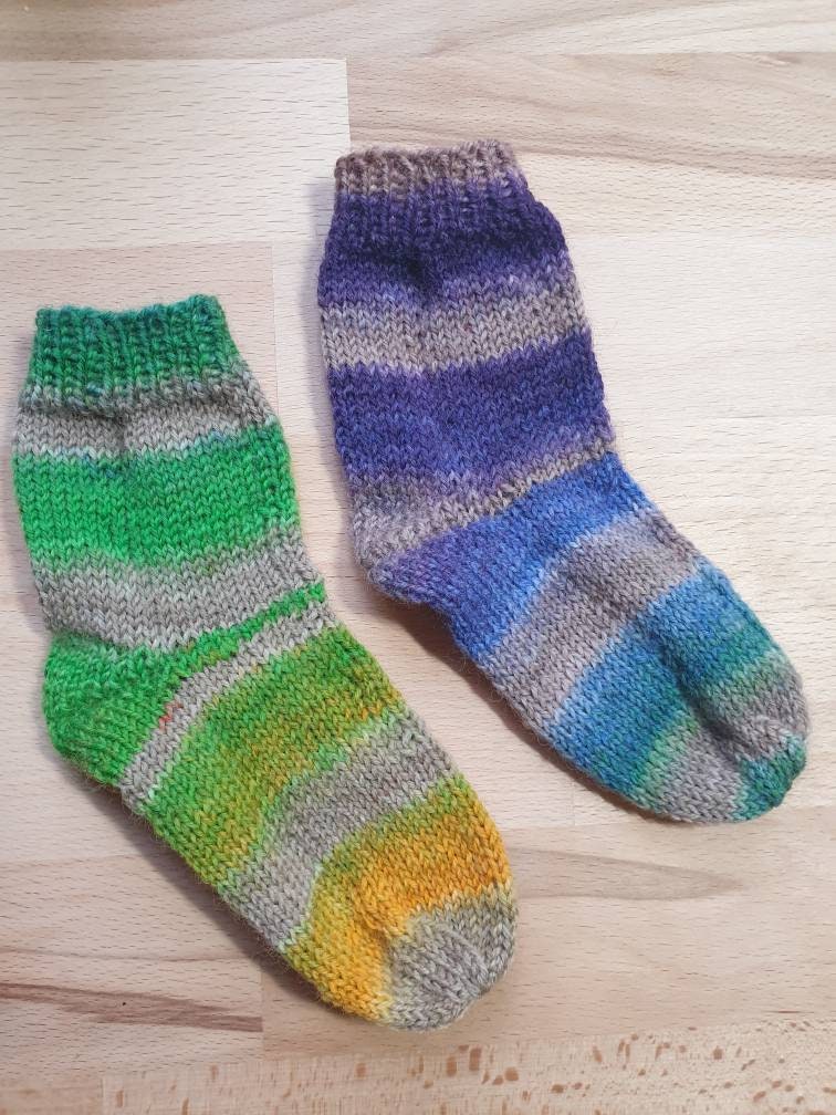 Handgestrickte Babysocken Bunt Lustig Grün Lila Gr 18 von ClaudisWollstube