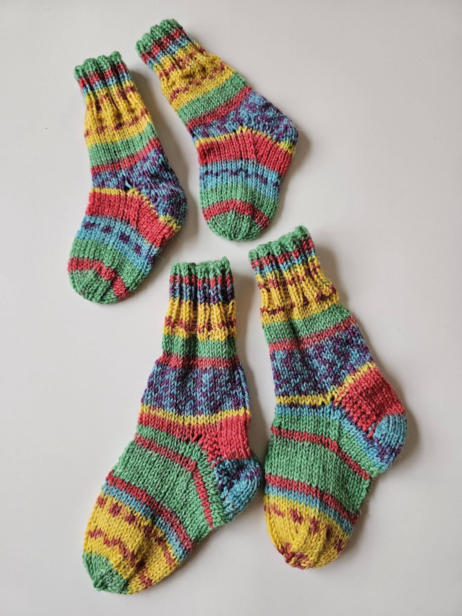 Handgestrickte Babysöckchen Farbverlauf Grün Gestrickt Gr 15/16 Oder 18/19 Opal Sockenwolle von ClaudisWollstube