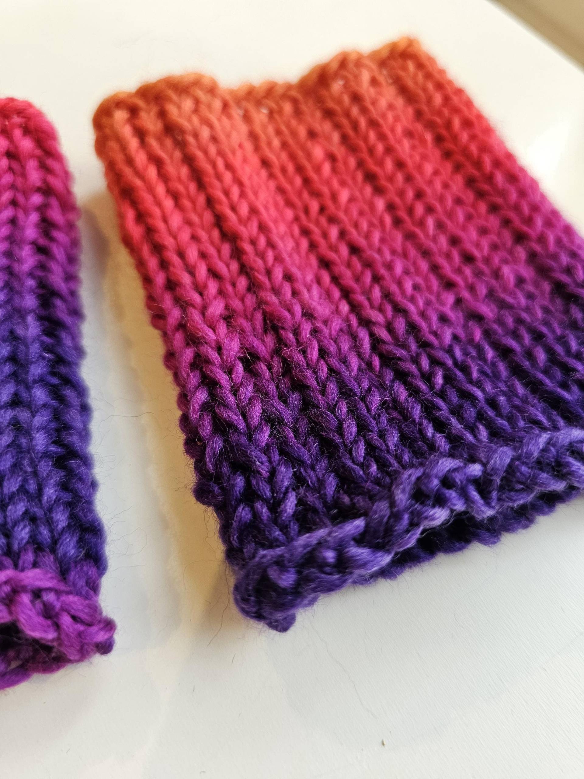 Handgestrickte Kurze Pulswärmer Gender Farbverlauf Lila Orange von ClaudisWollstube