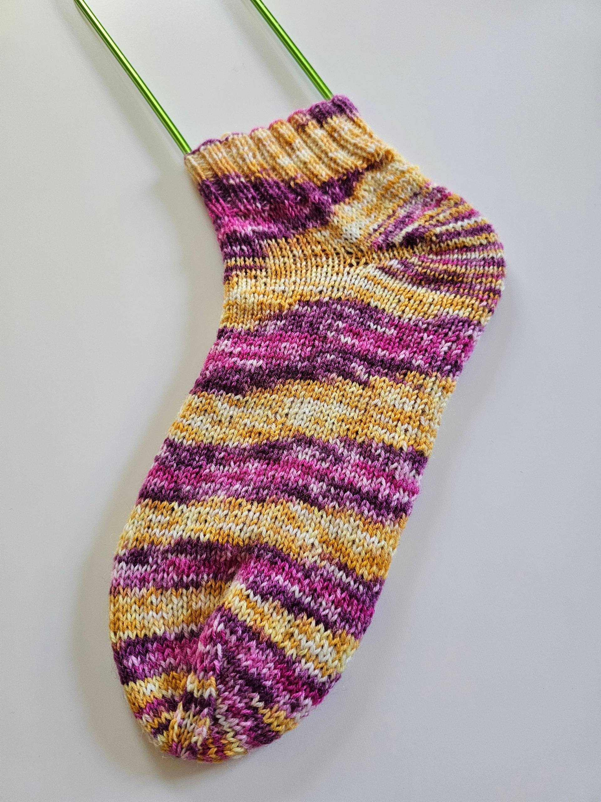 Handgestrickte Sneaker Socken Gr 38/39 Bunt Lila Gelb Aus Selbstgefärbter Wolle Handgestrickte Sneaker Socken Gr 38/39 Bunt Lila Gelb Aus Selbstgefärbter Wolle von ClaudisWollstube