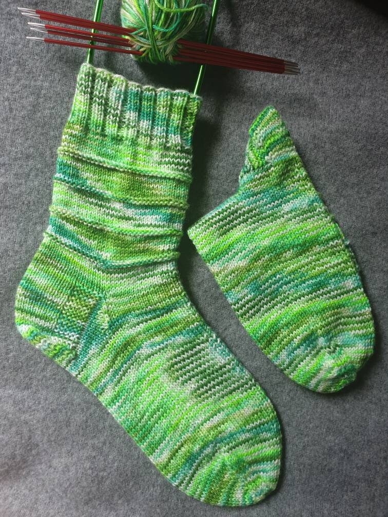 Handgestrickte Warme Wollsocken Aus Selbstgefärbter Glitzerwolle Grün Gr.39/40 von ClaudisWollstube