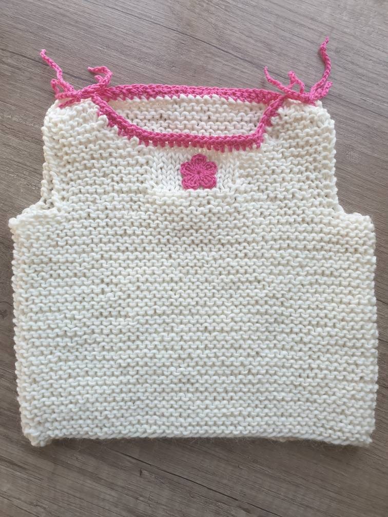 Handgestricktes Leibchen Pullunder Mädchen Wollweiß Pink von ClaudisWollstube