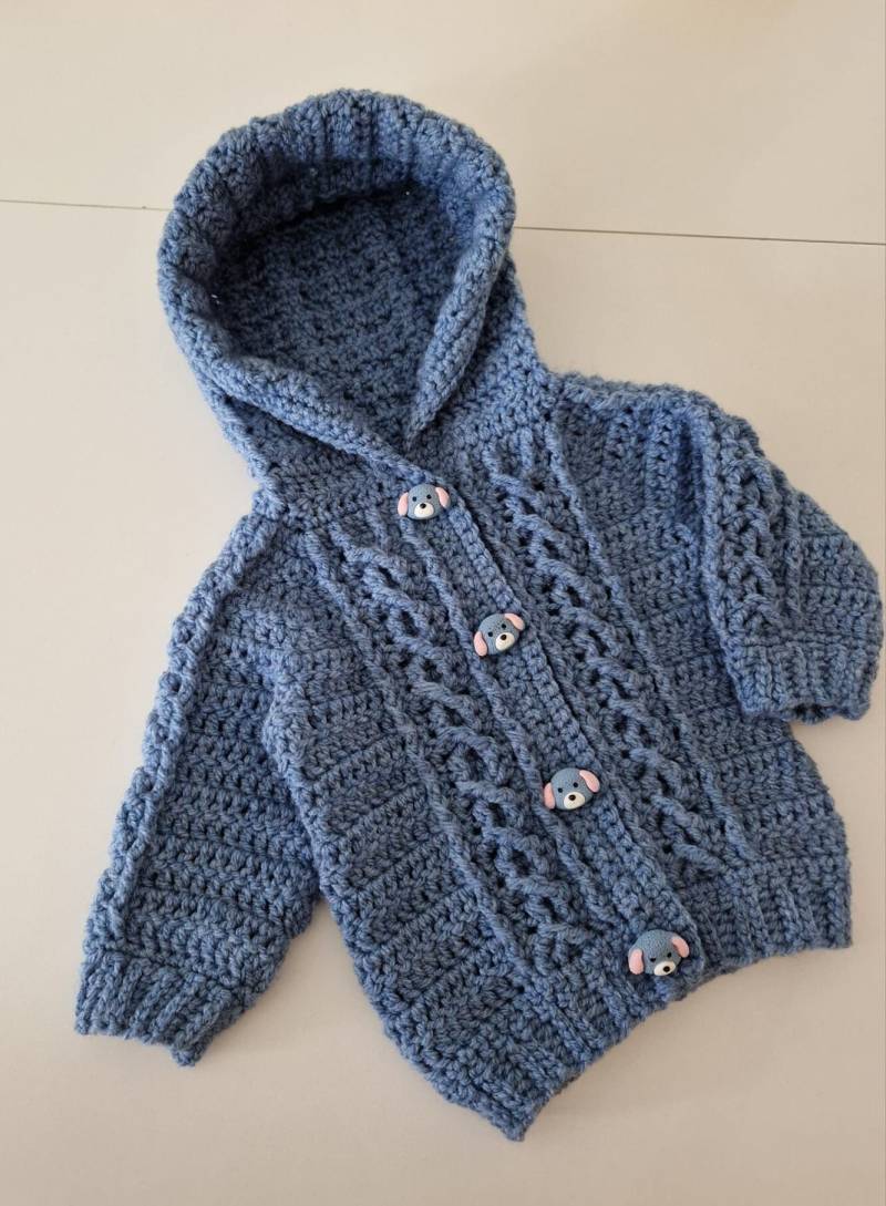 Gehäkelte Baby Strickjacke in Jeansblau Mit Niedlichen Hundeknöpfen, Größe 68 von ClavaniCrochet
