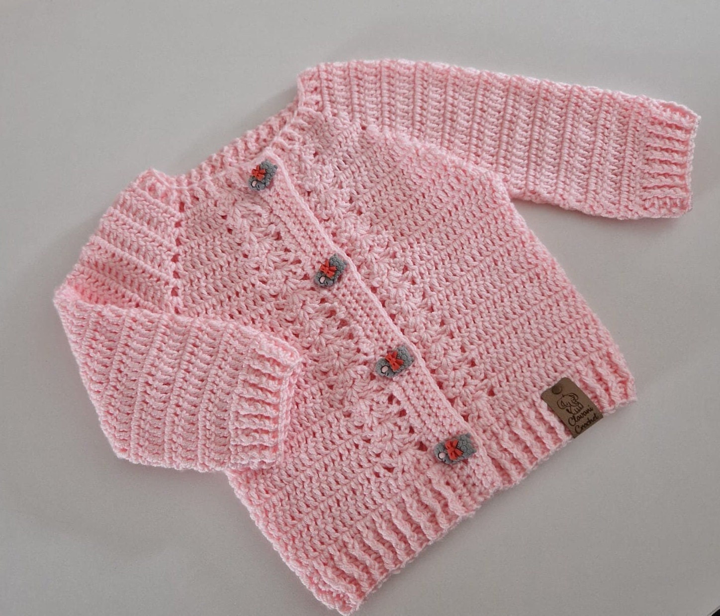 Von Hand Gefertigte Baby Strickjacke, Rosa in Größe 68 Von Hand Gefertigte Baby Strickjacke, Rosa in Größe 68 von ClavaniCrochet