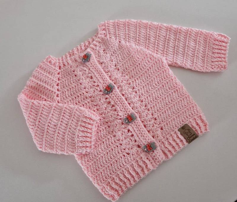 Von Hand Gefertigte Baby Strickjacke, Rosa in Größe 68 Von Hand Gefertigte Baby Strickjacke, Rosa in Größe 68 von ClavaniCrochet