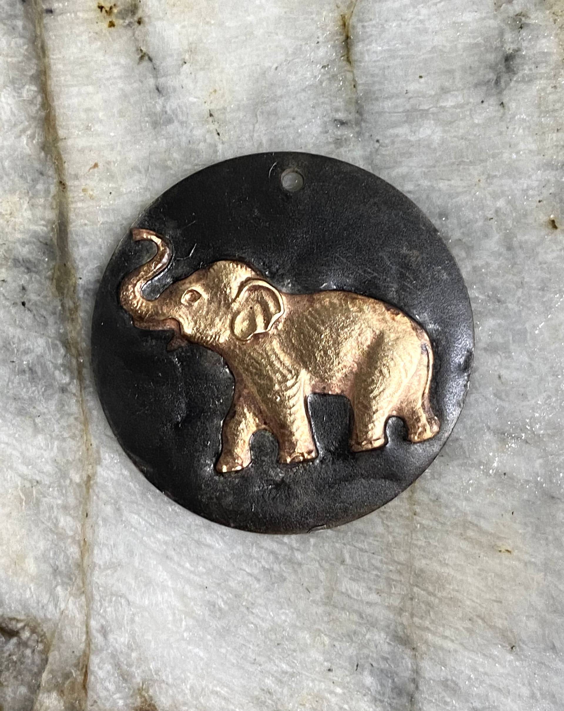 Kleine 1 1/4 "Gelötete Geschmolzene Metall Elefant Rohmessing Anhänger Boho Charme Messing Metallarbeit, Metallschmied, Gemischte Metalle Kleine 1 1/4 "Gelötete Geschmolzene Metall Elefant Rohmessing Anhänger Boho Charme Messing Metallarbeit, Metallschmied, Gemischte Metalle von ClayDesignsbyglee