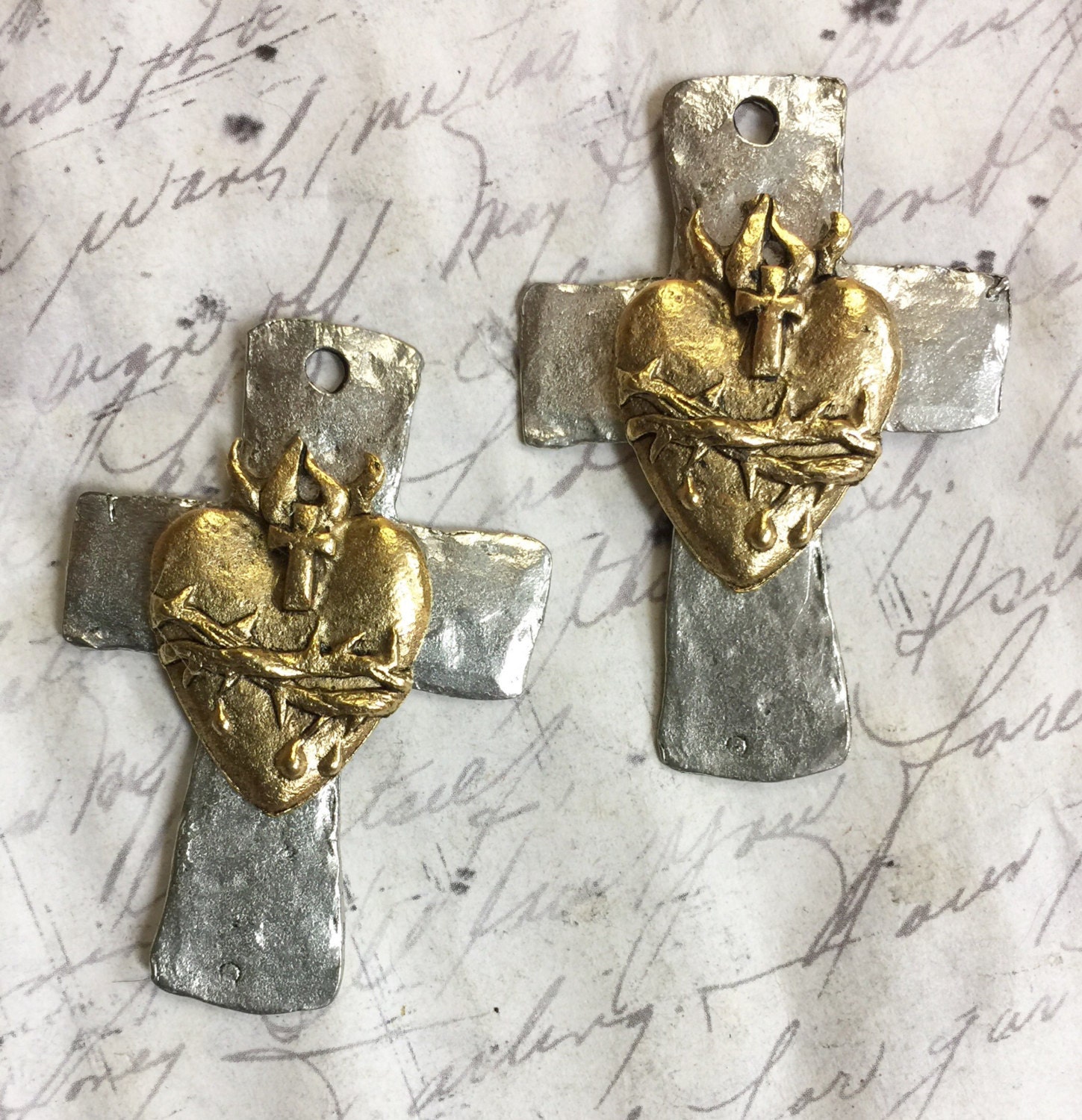 Zinn Robustes Antikes Silber Gehämmertes Kreuz Milagros Sacred Heart Cross Metallarbeiten Veränderte Kunst Liefert 1 Tlg Zinn Robustes Antikes Silber Gehämmertes Kreuz Milagros Sacred Heart Cross Metallarbeiten Veränderte Kunst Liefert 1 Tlg von ClayDesignsbyglee