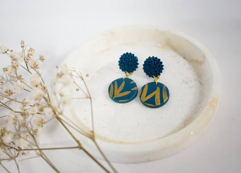 Polymerton Ohrringe Petrolblau & Gold, Floral | Hypoallergen, Handgemacht von ClaymentineArt