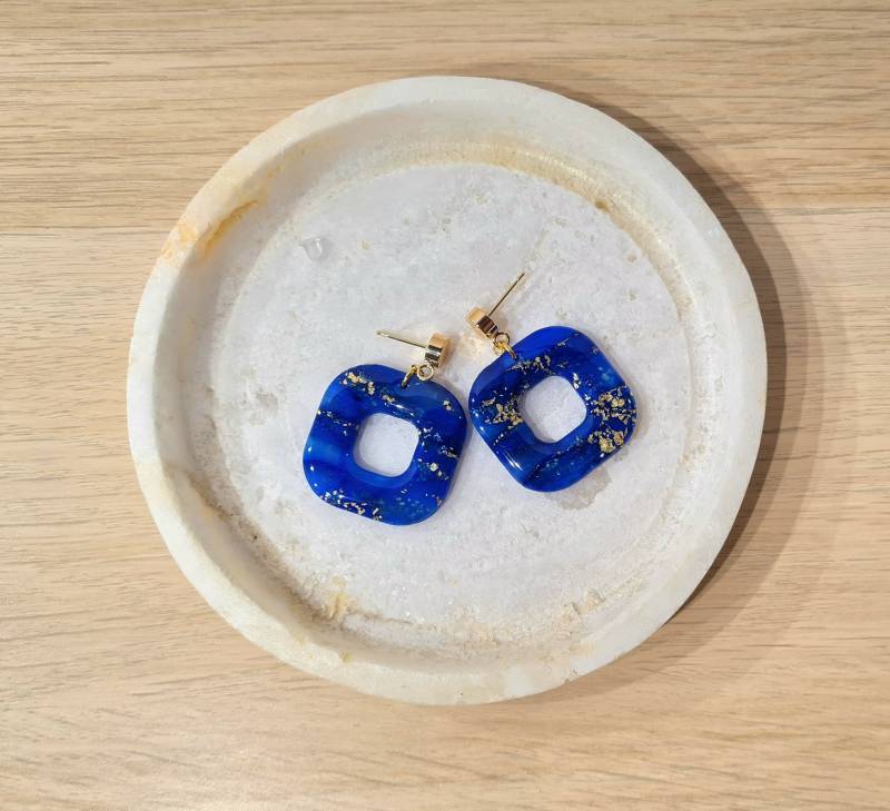Polymerton Ohrringe in Blau Und Gold | 18K Gold, Quadratisch von ClaymentineArt