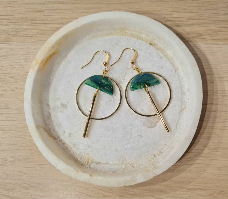 Polymerton Ohrringe in Grün & Gold | 18K, Eleganter Smaragd Look, Hypoallergen, Handgemacht von ClaymentineArt