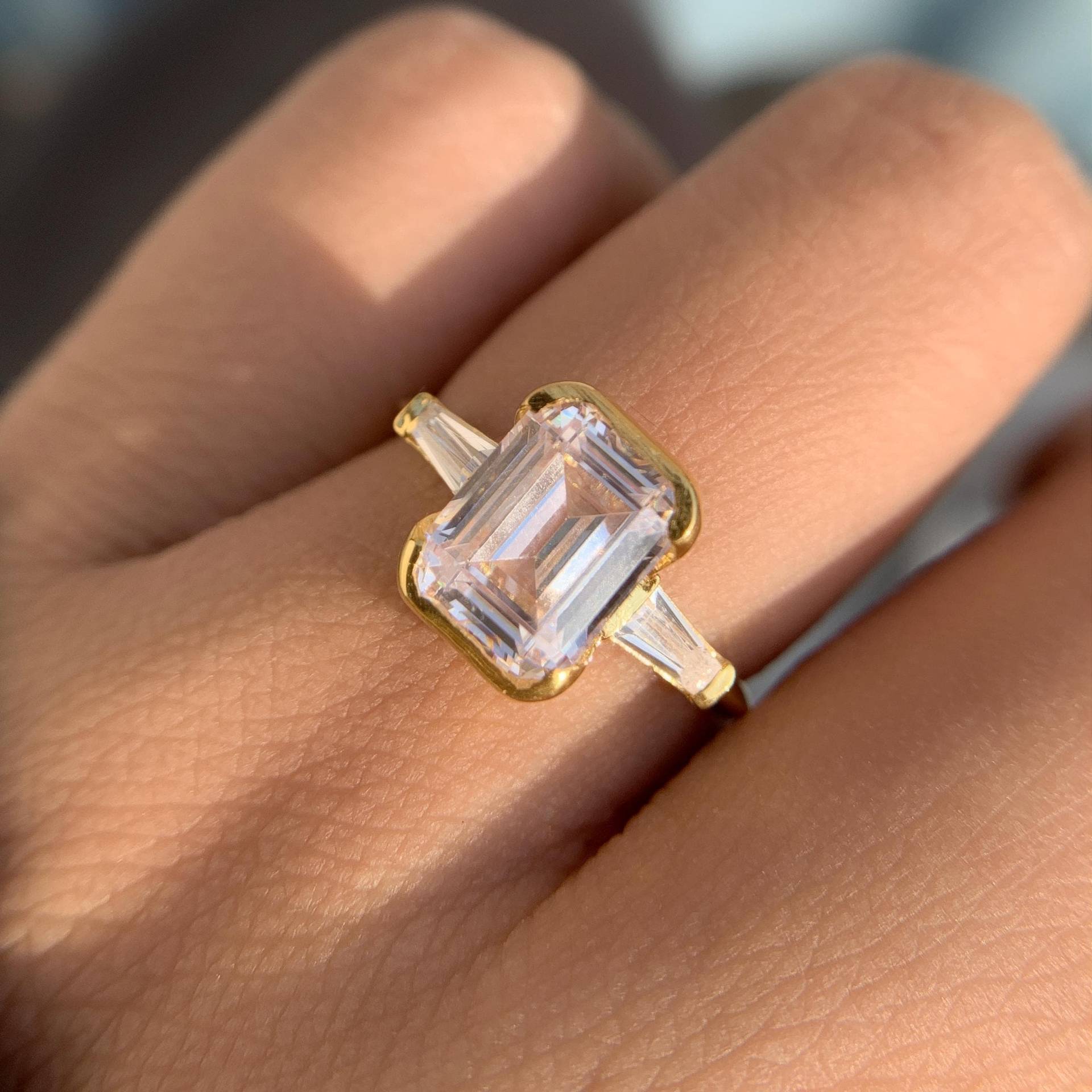 2.0Ct Rechteck Seite Stein Ring | Echter Smaragdschliff-Verlobungsring Solitaire Minimalist Bezel Set Seitenstein Verlobungsring Gelb 2.0Ct Rechteck Seite Stein Ring | Echter Smaragdschliff-Verlobungsring Solitaire Minimalist Bezel Set Seitenstein Verlobungsring Gelb von CleanCutJewels