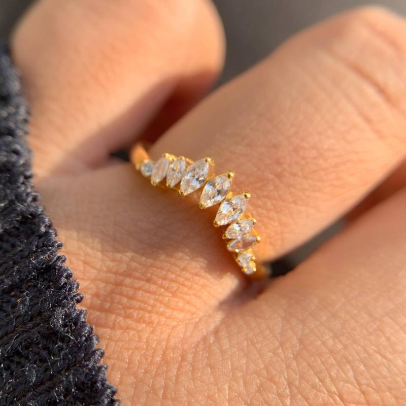 Gelbgold Tiara Krone Diamant Band Für Frauen | Geschwungener Ehering Marquise Labor Gewachsene V Form Königliche Kurve Ring von CleanCutJewels