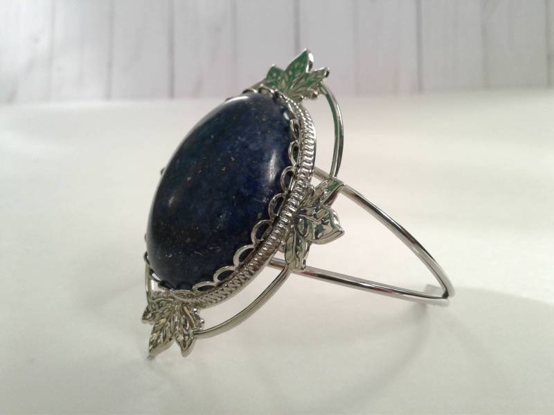 Lapis Und Silber-Ton-Armreif Lapis Und Silber-Ton-Armreif von CleavingAndWeaving