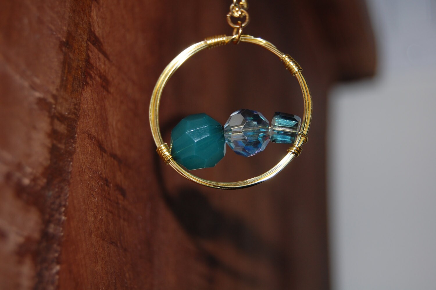 Golddraht Gewickelt Anhänger Halskette Mit Blaugrünen Perlen Und 24 "Goldkette von ClementineAdornments