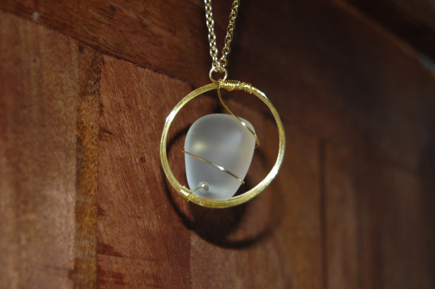 Golddraht Gewickelt Anhänger Halskette Mit Großer Weißer Meerglas Perle Und 60 cm Goldkette von ClementineAdornments