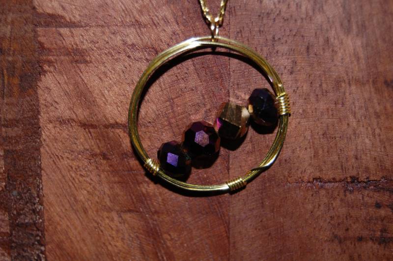 Golddraht Gewickelt Anhänger Mit Mehrfarbigen Lila & Gold/Bronze Perlen An 60 cm Goldkette Golddraht Gewickelt Anhänger Mit Mehrfarbigen Lila & Gold/Bronze Perlen An 60 cm Goldkette von ClementineAdornments
