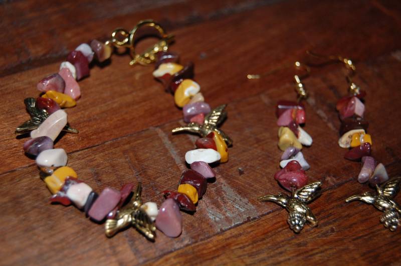 Handgemachtes Armband Und Ohrringe Set Aus Lila Gelben Stein Mit Kolibri Perlen Handgemachtes Armband Und Ohrringe Set Aus Lila Gelben Stein Mit Kolibri Perlen von ClementineAdornments