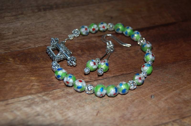 Handmade Grün Floral Mit Silbernen Akzenten Perlen Armband Und Ohrringe Set Handmade Grün Floral Mit Silbernen Akzenten Perlen Armband Und Ohrringe Set von ClementineAdornments