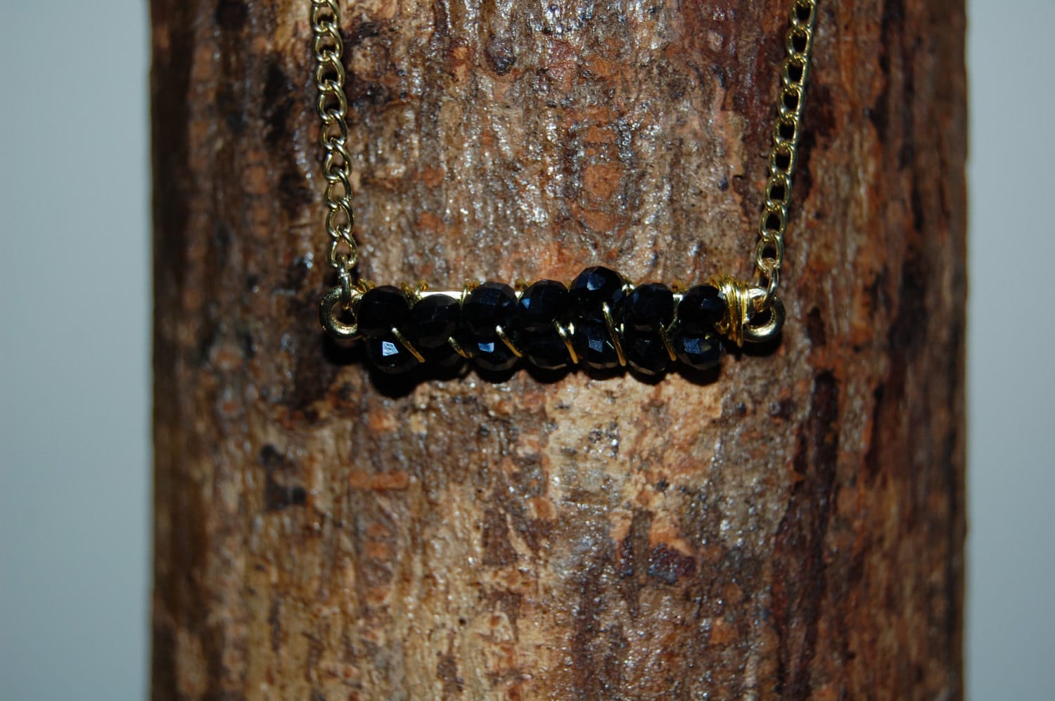 Perlenstab-Halskette Mit Facettierten Marineblauen Perlen Und 23 cm Goldkette von ClementineAdornments