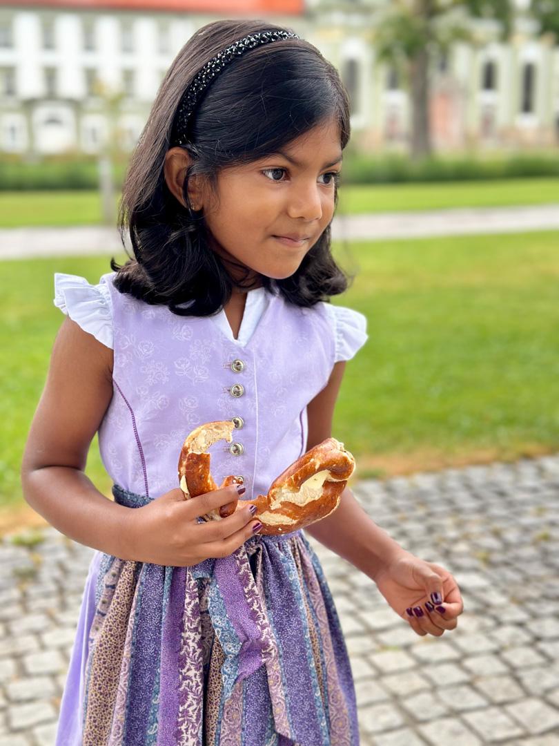 Kinderdirndl in Flieder - Nachhaltig Und Mitwachsend Baumwolle 100% Natur Größen 86/92, 98/104, 110/116, 122/128, 134/140, 146/152 Kinderdirndl in Flieder - Nachhaltig Und Mitwachsend Baumwolle 100% Natur Größen 86/92, 98/104, 110/116, 122/128, 134/140, 146/152 von CleoCoutureMUC