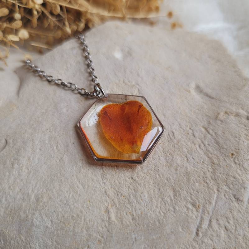 Anhänger Aus Getrockneten Ringelblumenblüten. Sechseckiger Anhänger. Einzeln Oder Mit Kette Erhältlich von CleopheaResinea